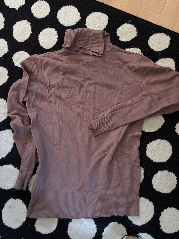 Bleik rullukraga peysa