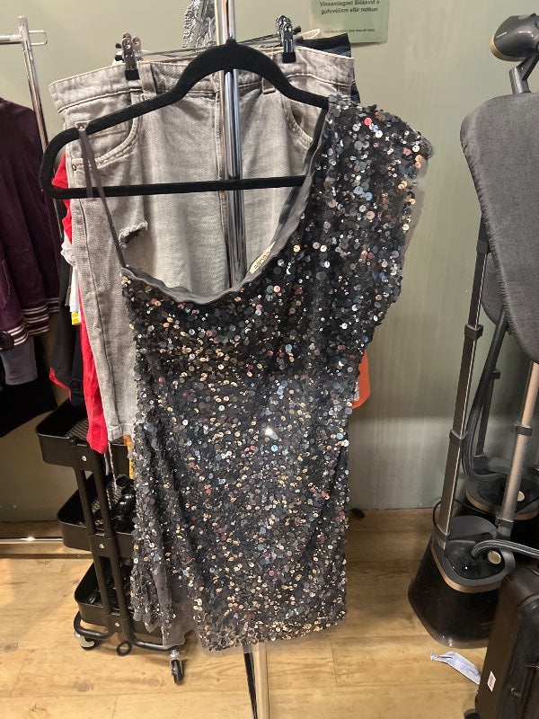 Off the shoulder glimmer kjólll