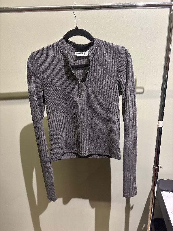 Grá halfzip peysa