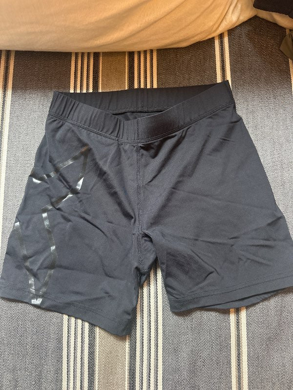 2XU stuttbuxur