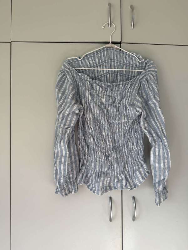 Röndóttur off-shoulder toppur, blár/hvítur
