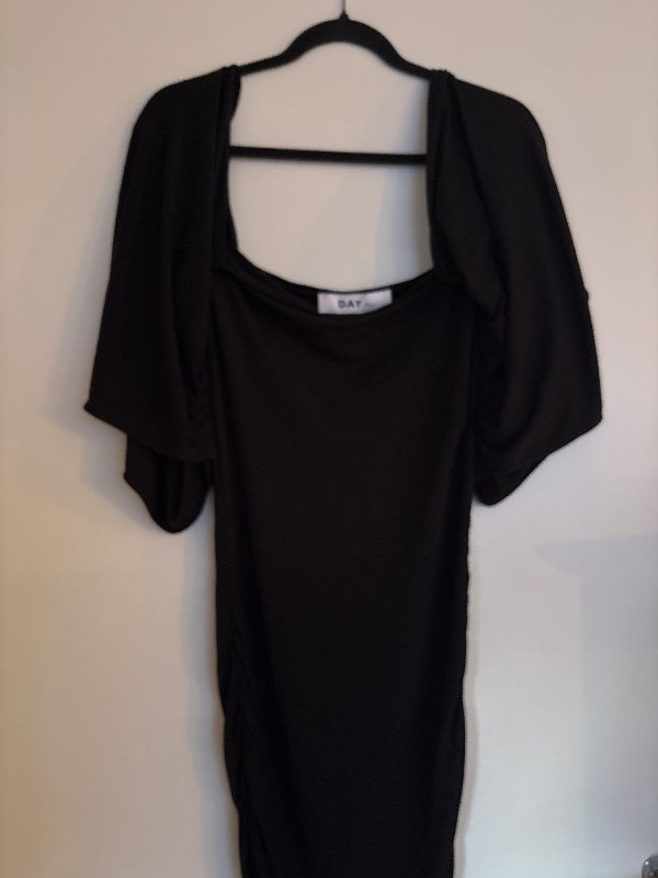 Kjóll svartur tekinn saman yfir axlir DAY