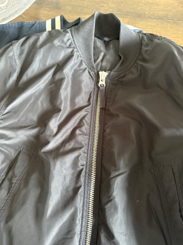 Svartur bomber jakki