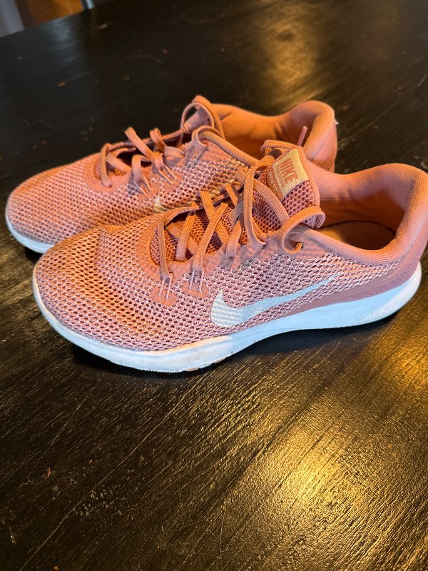 Bleikir Nike skór