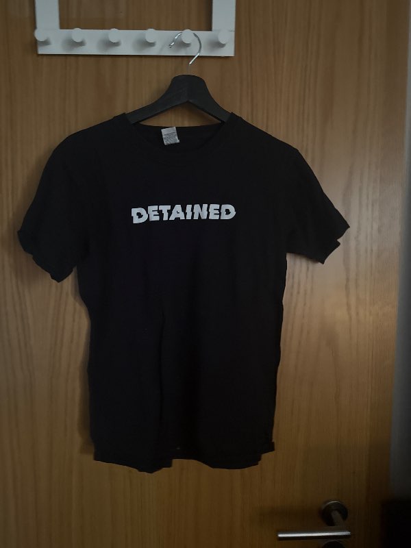 DETAINED svartur t-shirt