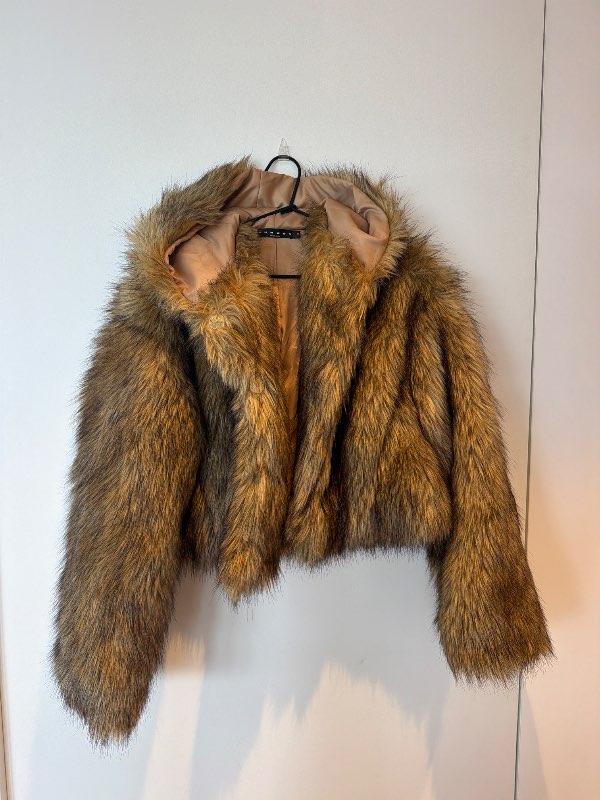 faux fur jakki með hettu