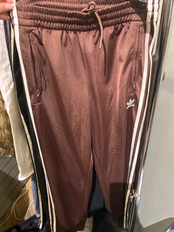 Brúnar Adidas buxur