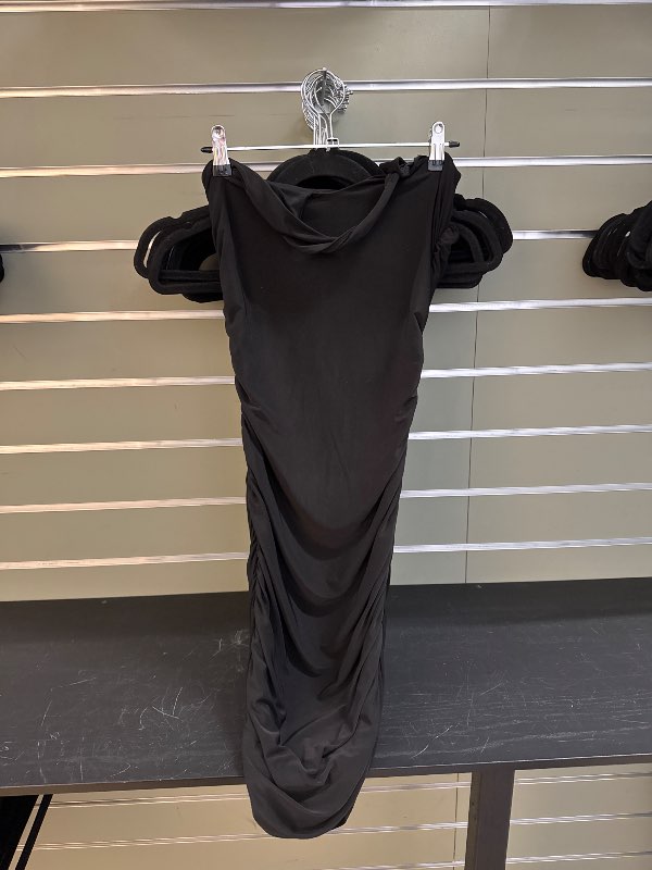 Svartur þröngur one shoulder kjól