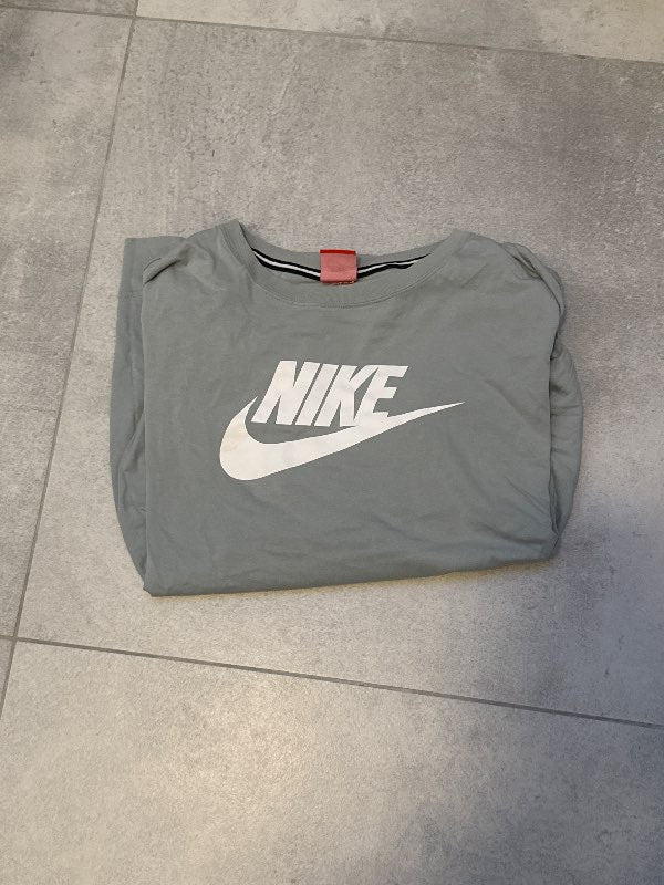 Nike peysa mintugræn