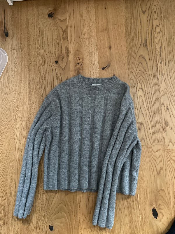 Grá weekday prjónapeysa
