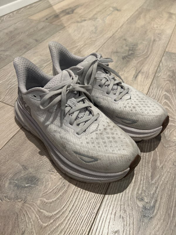 Hoka Clifton 9 hvítir