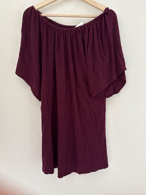 Vínrauður off-shoulder bolur
