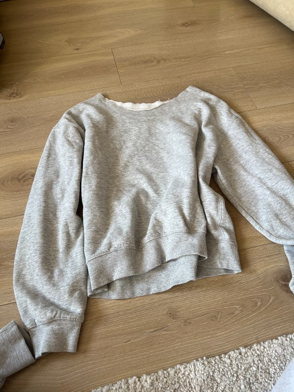 Off shoulder gra peysa