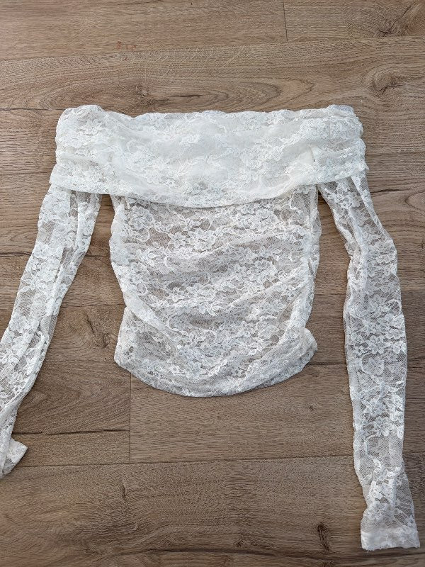 Hvítur blúndu bolur