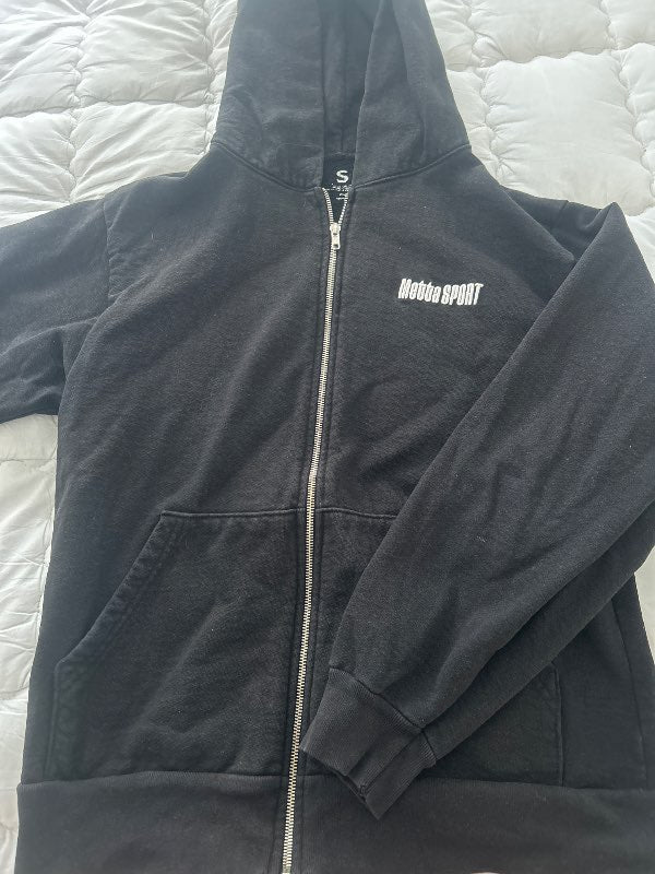 Svört rennd mettapeysa