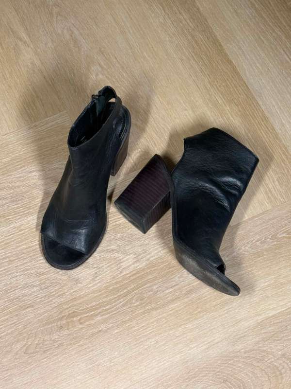 Steve Madden stígvél með opinni tá og opnum hæl.
