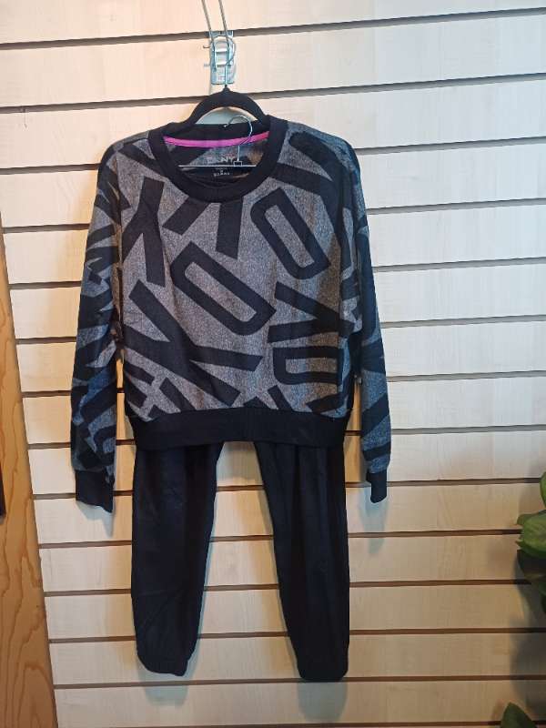 DKNY buxur og peysa
