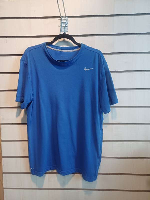 Nike stuttermaabolur