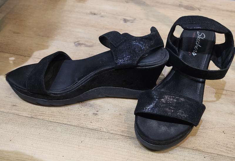 Sketchers hælasandalar