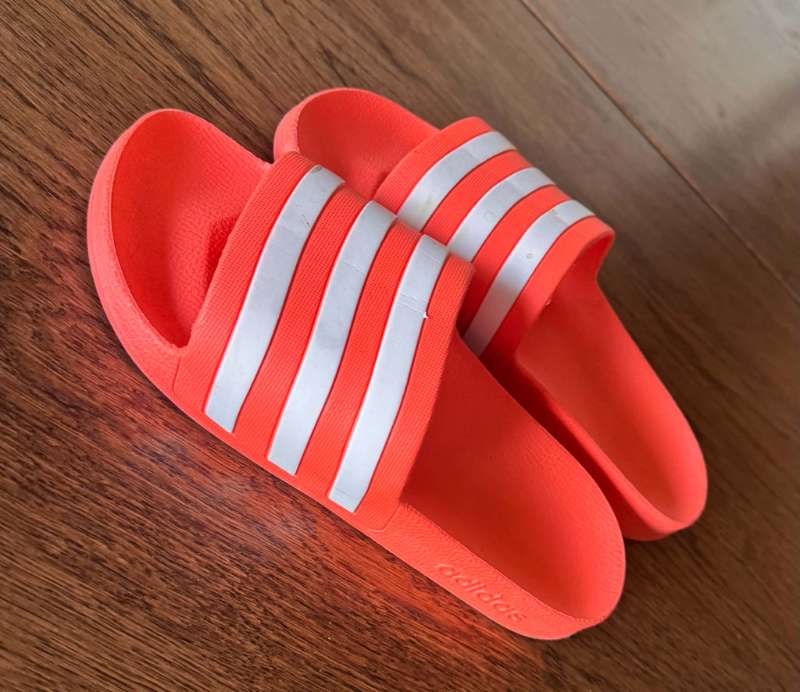 Adidas coral inniskór