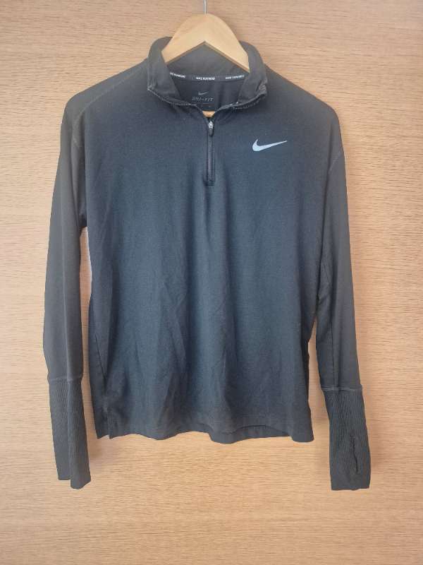 1. Nike peysa svört