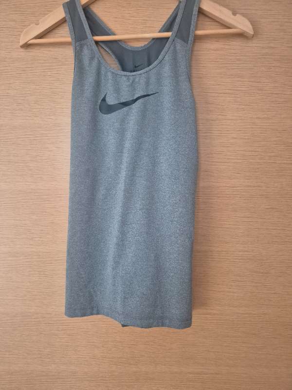 1. Nike bolur grár