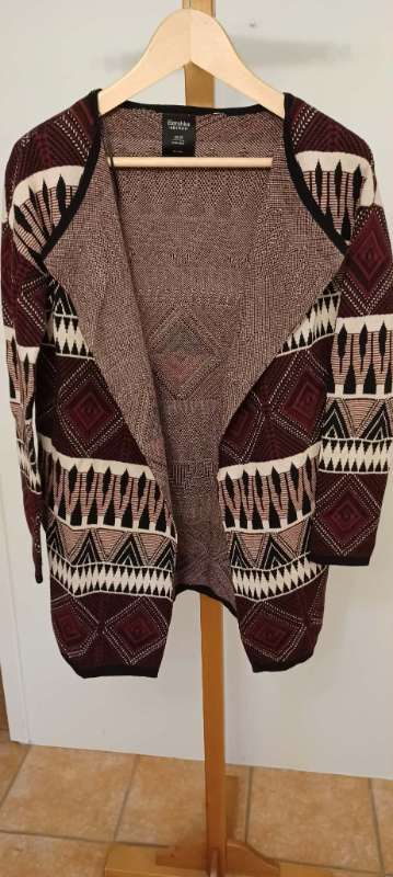 Golla, opin, mynstruð vínrauð/svört/drapp