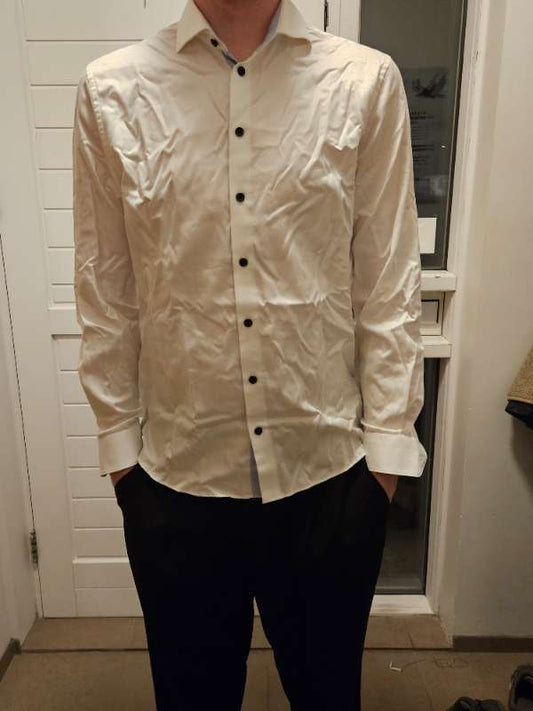 Þ Hvít slim fit skyrta
