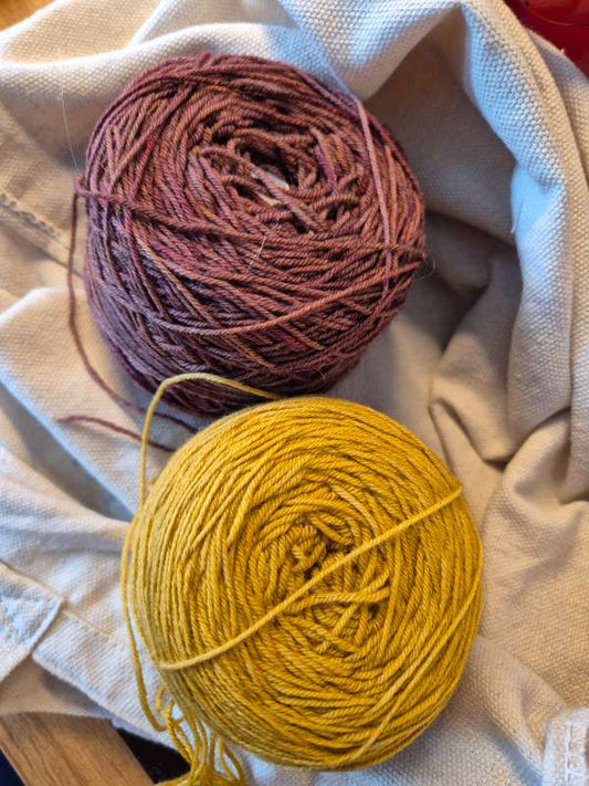 2 Handlitað garn Vatnsnes Yarn