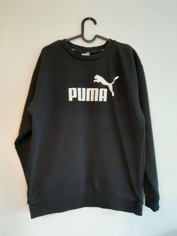 svört Puma peysa