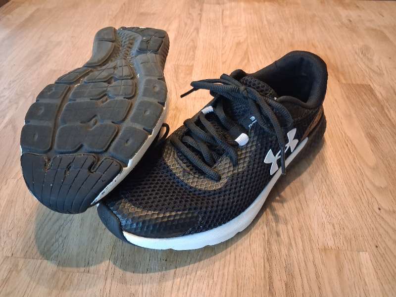 Under Armor svartir skór