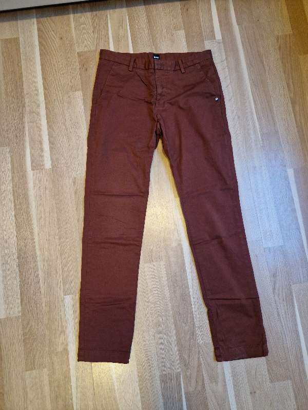 BOSS - Vínrauðar chino buxur