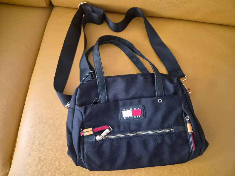 Tommy Hilfiger taska
