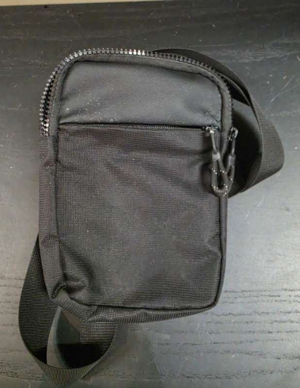 Crossbody taska svört