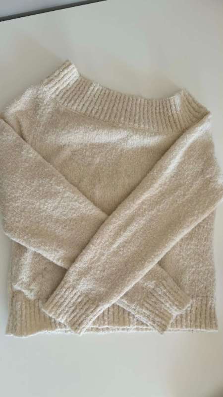 Off shoulder peysa, off white