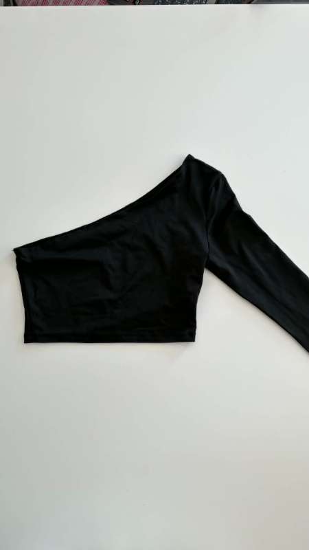 Svartur one shoulder bolur