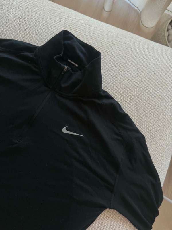 nike svört peysa