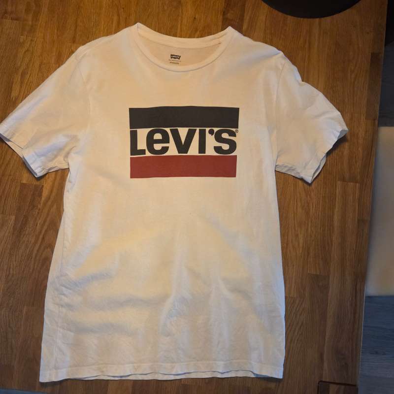 Levis bolur