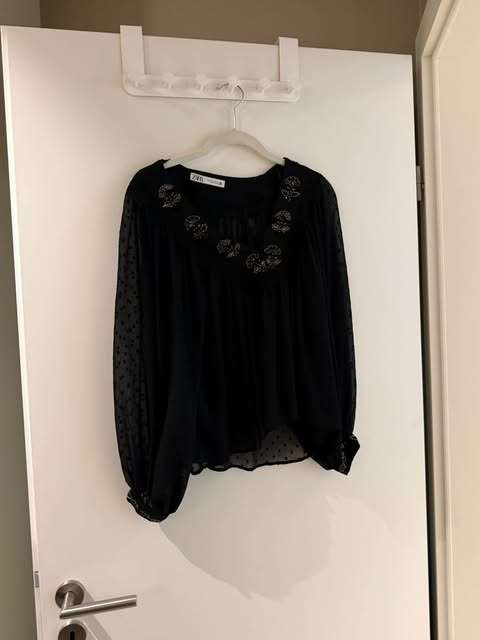Zara - svört pallíettu blússa