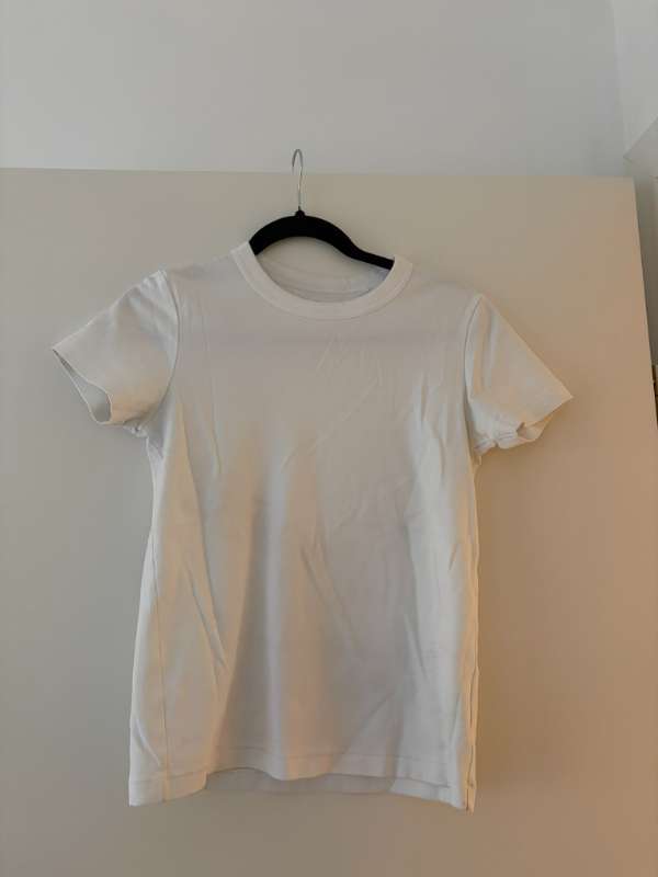 Uniqlo hvítur stuttermabolur