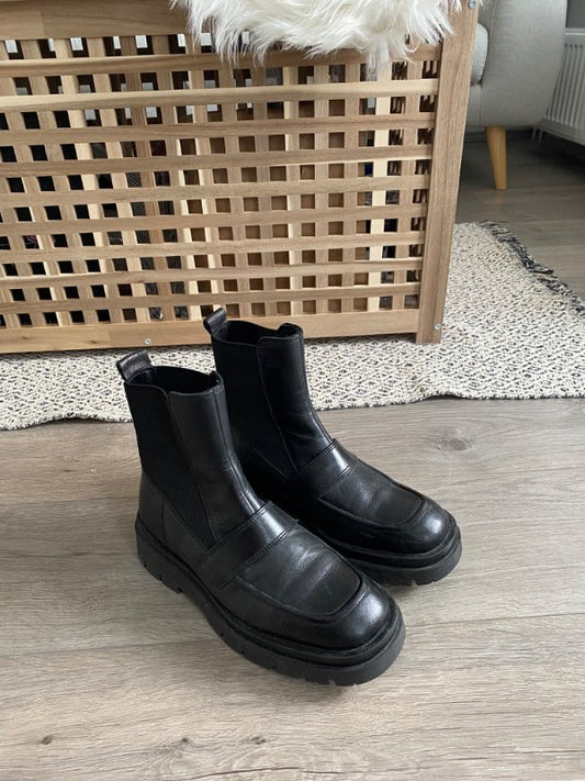 Boots svartir