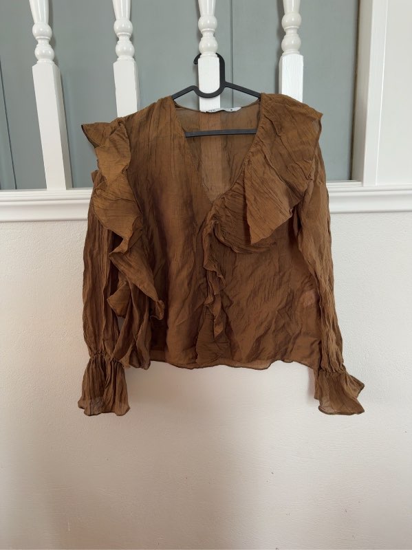 Zara ruffle toppur brúnn