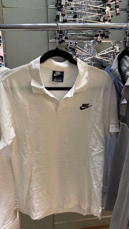 Hvítur Nike bolur