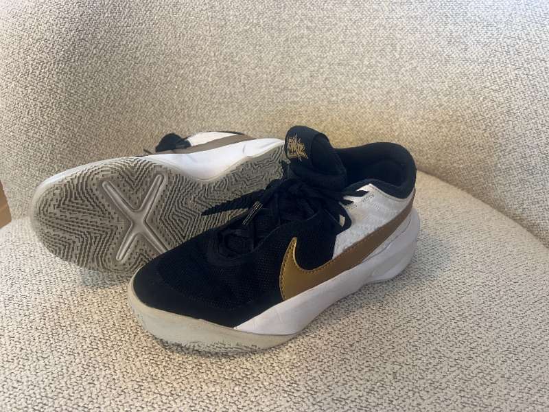 NIKE HUSTLE ÍÞRÓTTASKÓR
