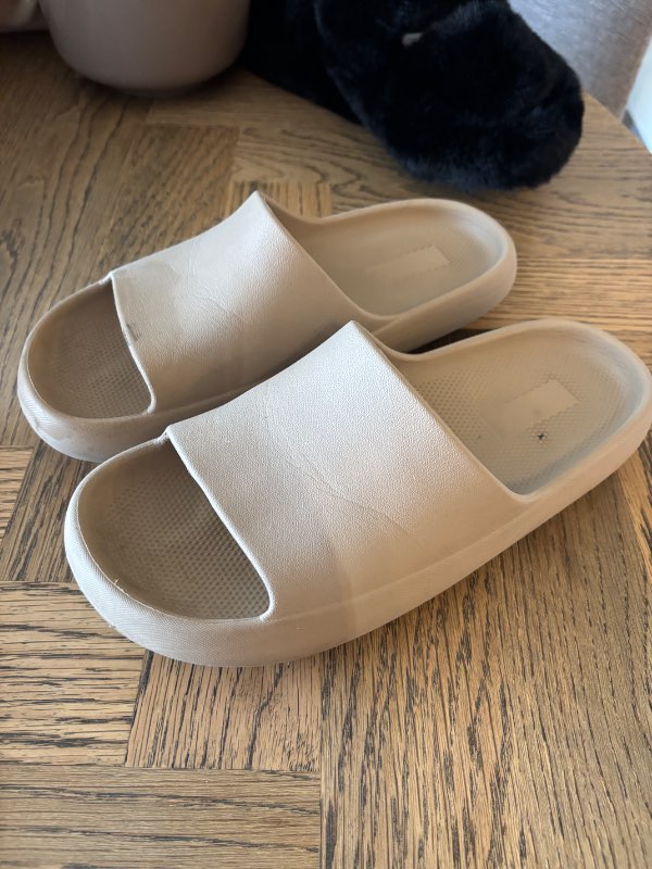 Beige sandalar