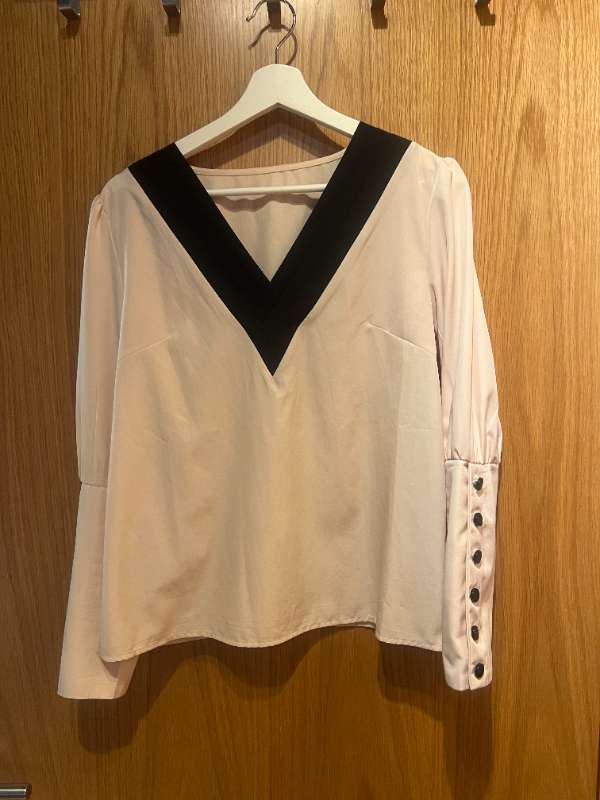 SPARÍBLÚSSA BEIGE/SVÖRT