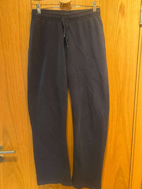 GINA TRICOT DÖKKBLÁAR JOGGINGBUXUR