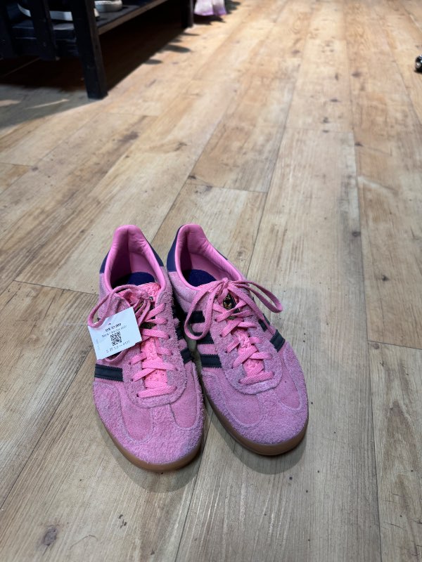 Bleikir adidas skór