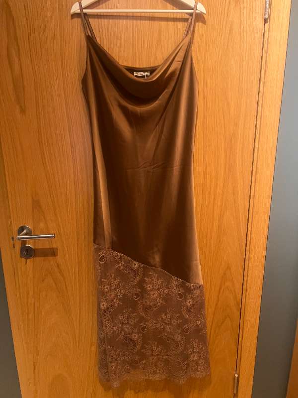 NEW COLLECTION BRÚNN SÍÐKJÓLL ÓNOTAÐUR