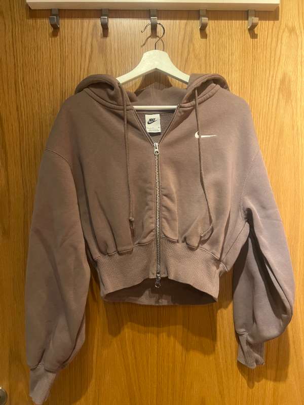 NIKE BRÚN STUTT PEYSA
